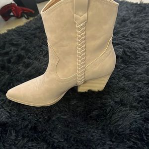 Dolce Vita cream boot size 7